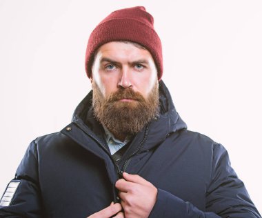 Hippi tarzı giyim. Hippi kıyafet. Adam sakallı hippi beyaz izole sıcak siyah ceket parka tribünde. Şık ve rahat. Hipster modern moda. Adam şapka ve siyah kış ceket giymek