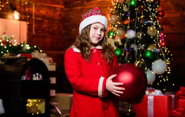 Todo lo que quiero para Navidad. Feliz año nuevo. Niña con sombrero rojo. Día de compras. Santa Claus niña. Compras de Navidad. Niña elfa. Árbol de Navidad. Compras de vacaciones. En Navidad. Venta de compras —  Fotos de Stock