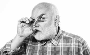 tıraş aracı kiti. olgun sakallı adam beyaz izole. makasla saç kesin. Traşsız yaşlı adamın bıyığı ve sakalı var. berber dükkanı kavramı. tıraş aksesuarları. Hayatınıza biraz eylem ekleyin