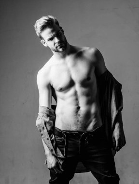 Atlet adam, saç bakımı. Spor sonrası kas eğitmeni. Fitness diyeti. Arzu ve ayartma. Çıplak gövdeli altı paket seksi adam. Seksi kaslı maço. Erkek moda güzelliği. Tam konsantrasyon