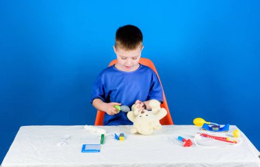 Bağışık -lık. hemşire laboratuvar asistanı. Aile doktoru. çocuk doktoru stajyeri. Tıbbi üniformalı küçük çocuk. steteskoplu çocuk. Tedavi reçetesi. Hastane. tıp ve sağlık. iyi dokunulmazlık