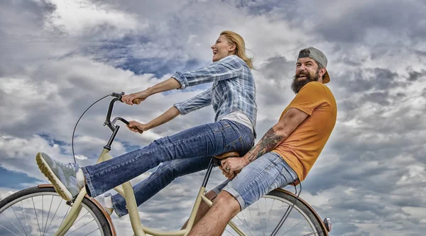 Date-Ideen. Mann und Frau mieten Fahrrad, um die Stadt zu erkunden. Fahrradverleih oder Fahrradverleih für kurze Zeiträume. Paar mit Fahrrad romantischen Datum Himmel Hintergrund. Paar verliebt Date im Freien Radfahren — Stockfoto