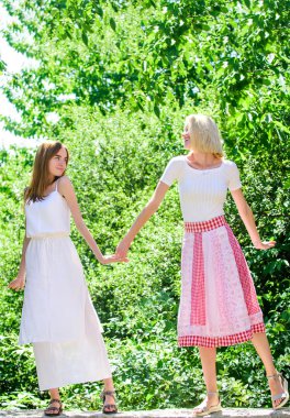 Tamamen özgür. bahar doğa severler. yaz modası. Yeşil parkta güzel kadınlar. doğal güzellik. sağlıklı cilt tazeliği. cilt bakımı ve sağlıklı yaşam. seksi kızlar açık havada dinlenmek. Kardeşlik tatili