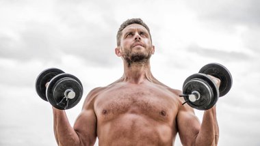 Elinden geleni yapıyor. Güçlü karın kası olan bir sporcu. Steroitler. Spor ve spor aletleri. Halterle egzersiz yapan kaslı bir adam. Atletik vücut. Aptal jimnastik salonu. Başarı. Mükemmel altılı paket.