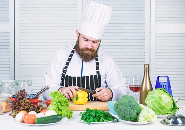 Grundläggande matlagningsprocesserna. Mannen mästerkock eller amatör matlagning. Vass kniv hugga vegetabilisk. Enligt receptet. Förbereda ingrediens för matlagning. Användbar för betydande mängd tillagningsmetoder — Stockfoto