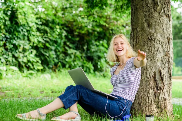 Diák lány tanul online. modern nő diák tanulmány online szabadban. Boldog nő dolgozik a laptopon. Diákélet. Csinos nő. online oktatás. A diák készüljön fel a vizsgákra. Ez hihetetlen. — Stock Fotó
