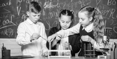 Laboratuvarda mikroskopla biyoloji deneyleri yapan öğrenciler. Biyoloji eğitimi. Biyoloji ekipmanları. Küçük çocuklar laboratuvarda kimya öğreniyor. Mutlu çocuklar. Biyoloji dersi. Genç ve kendinden emin bilim adamı