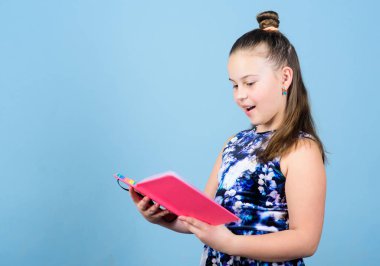 Burada sır saklıyorum. Sırlarını günlükte saklıyor. Çocuk sevimli kız not defteri veya günlük mavi arka plan tutun. Çocukluk anıları. Kızlar için günlük kavramı. Sevimli girly günlüğü günlüğü aşağı Not sırları