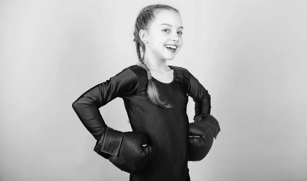 Ευτυχισμένο παιδικό σπορ με γάντια του μποξ. προπόνηση από μικρό κορίτσι μποξέρ. να χτυπάς νοκ-άουτ. Παιδική δραστηριότητα. Δίαιτα γυμναστικής. την ενεργειακή υγεία. Αθλητική επιτυχία. αθλητικά ρούχα. Χαλάρωση μετά την εκπαίδευση — Φωτογραφία Αρχείου