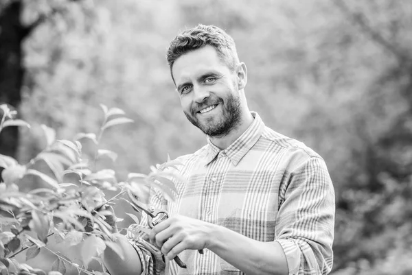 Heureux jour de la terre. Eco living. agriculture et culture agricole. Outils de jardin. Ouvrier agricole écologique. Récolte. ranch musculaire homme soins des plantes. agriculteur sexy couper des fleurs avec des pinces. Prends des fleurs. — Photo