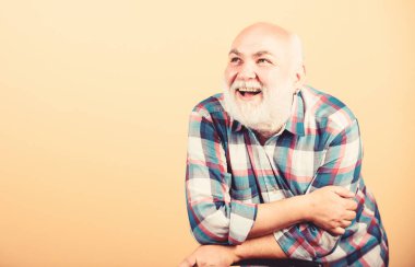 Sakallı kıdemli hippi, olumlu duygu ifadesi. Eğleniyorum. Emeklilik. Yaşlı, neşeli, güler yüzlü, kareli gömlekli dede. Yaşlılar eğlencesi. Yaşlı eğlencesi