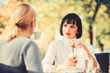 En yakın insanlar. Kızlar arkadaşlar kahve konuşuyor. Konuşma kadın kafe Teras. Dostluk dostu ilişkiler. Dedikodular tartışıyor. Güvenilir bir iletişim. Dostluk kardeşler. Dostluk toplantısı