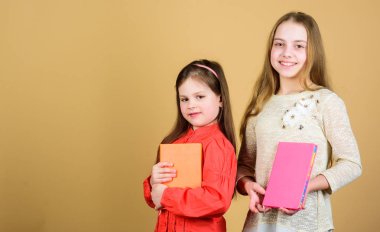 Akıllılık harikadır. Kitaplı ya da not defteri olan çocuklar. Eğitim ve çocuk edebiyatı. En sevdiğim peri masalı. Kız kardeşler birlikte okumak için kitap seçerler. Sevimli kızlar kitapları sever. Gizli günlük veya kişisel günlük