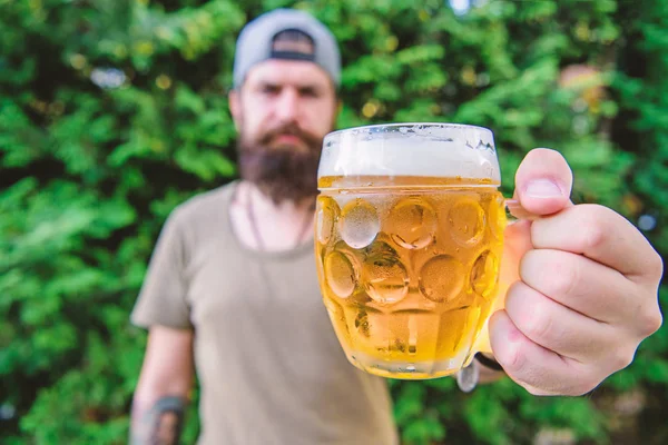 Giovane birraio creativo. Cultura della birra distinta. Hipster brutale uomo barbuto tenere tazza di birra fresca fredda. Uomo che si gode la birra in estate. Alcol e bar concetto. La birra artigianale è giovane, urbana e alla moda — Foto Stock