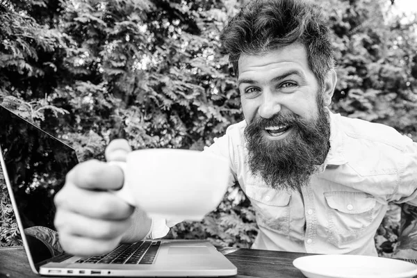 Glücklicher Mann, der am Laptop arbeitet. Brutaler bärtiger Hipster in der Kaffeepause. Büroangestellte. Erfolgreicher Geschäftsmann. agiles Geschäft. Geschäftserfolg. Perfektes Geschäft. Große Entscheidungen treffen — Stockfoto