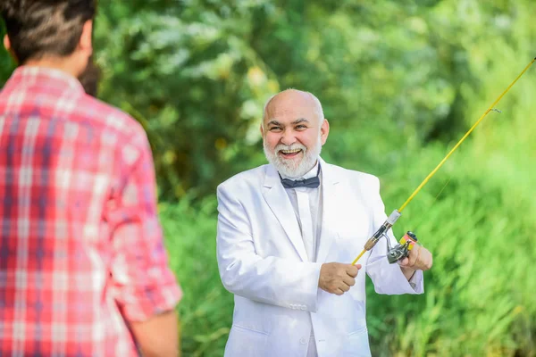 Hobby e recreação. Homem de negócios reformado. Pescador em processo formal. Captura bem sucedida. Homem de idade a pescar. Elegante homem barbudo de pesca. Conceito de vida de luxo. Avô é o meu nome, a pesca é o meu jogo — Fotografia de Stock