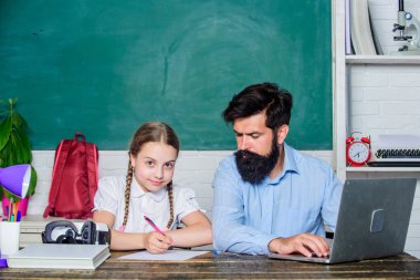 modern okulda yenilikçi teknoloji. online eğitim. sakallı öğretmen adam ile küçük çocuk dizüstü bilgisayar kullanın. modern teknoloji ile dijital çağ. Okula geri dön. baba ile kızı çalışma. Örgün eğitim