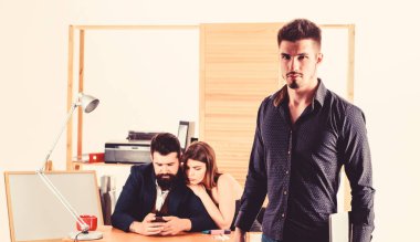 Çoğunlukla erkek işyerinde çalışan kadın. Erkeklerle çalışan kadın çekici. Ofis kolektif kavramı. Cinsel çekim. Cinsel arzuteşvik. Cinsel ilgi. Erkek rekabeti. Modern ofis hayatı