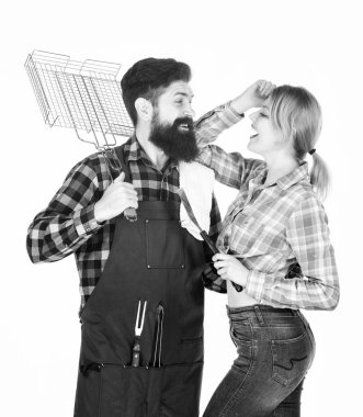 Aile Barbekü. Aile hafta sonu. Piknik Barbekü. yemek pişirme tarifi. Et kavurma için araçları. Aşık çift mutfak eşyaları tutun. Sakallı adam hipster ve kız. Hazırlık ve mutfak