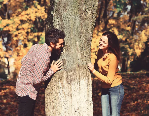 Szerelmes pár játék közeli fa őszi parkban — Stock Fotó
