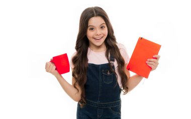 Okul dersten önce çay ın tadını çıkarmak. İlham verici bir içki. Kız sevimli çocuk uzun saç içmek kakao veya çay. Kitap ya da not defteri ve kupa ile kız öğrenci çay molası. Rahatlayın ve şarj edin. Su dengesi konsepti