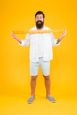 Sakalını ölçüyor. Matematik öğretmeni veya öğrenci metrik cetvel ile sakal ölçümleri alarak. Sakallı adam onun şık bıyık ve sakal şekli zevk. Uzun sakallı traşsız hipster