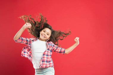 Baloya gidiyorum. Kırmızı arka plan üzerinde dalgalı balo saç modeli ile sevimli küçük kız. Küçük balo için uzun kıvırcık esmer saçlı sevimli küçük çocuk. Balo gecesinde iyi vakit geçirin, kopyalama alanı