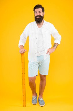 Sınıfa geri dönelim. Mutlu hipster sarı arka plan üzerinde cetvel tutan. Acımasız hipster matematik ve geometri dersi önce gülümsüyor. Moda hipster tarzında sakallı adam. 1 Eylül'de Sakalhipster