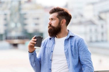 Harika fikirler harika kahveden gelir. Adam içkisi kahveyi alır. Sabah kahvesi. Olgun hipster sıcak içecek tadını çıkarın. Sakallı adam dışarıda rahatlar. Kahve molası konsepti. Kafein bağımlısı
