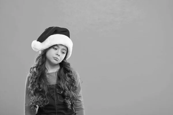 Fiesta de año nuevo. Chico Santa Claus. Regalo para Navidad. Infancia. Felices fiestas de invierno. Pequeña chica triste. Compras de Navidad. Niña con sombrero de santa. Fiesta de Navidad. Por Dios, sé alegre. —  Fotos de Stock