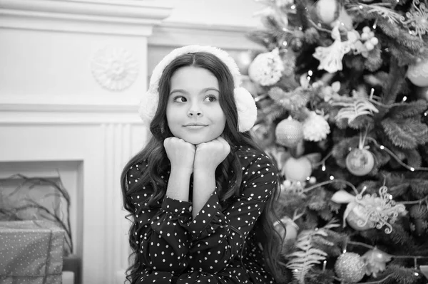 Menina criança gosta de presente de Natal. Na manhã anterior ao Natal. Férias de Ano Novo. No Natal. auscultadores quentes. O miúdo aproveita o feriado. Feliz Ano Novo. pequena menina sonhando no Natal. Ho Ho Ho — Fotografia de Stock