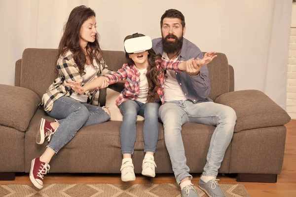 Mucha preocupación alrededor de los niños que usan auriculares VR. Hija atrapada en la realidad virtual. Mundo digital. Vida virtual y dependencia. Los padres se preocupan por el niño en la realidad virtual. Juegos cibernéticos virtuales — Foto de Stock