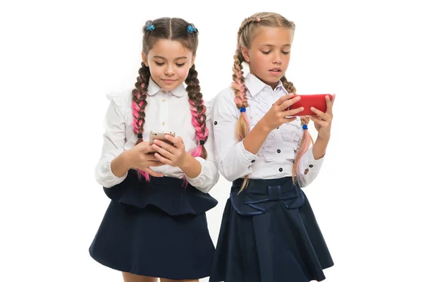 移动通信的生成。使用移动设备的小学生在白色上隔离。小学生在手机上上电子课。M 学习或移动学习 — 图库照片