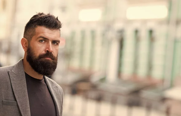 Zakenman het nemen van taxi terwijl buiten stedelijke achtergrond. Man met baard hipster casual stijl wachten op een taxi. Een man in het centrum van de straat. Op zoek naar vervoer. Bushalte. Taxi nemen — Stockfoto