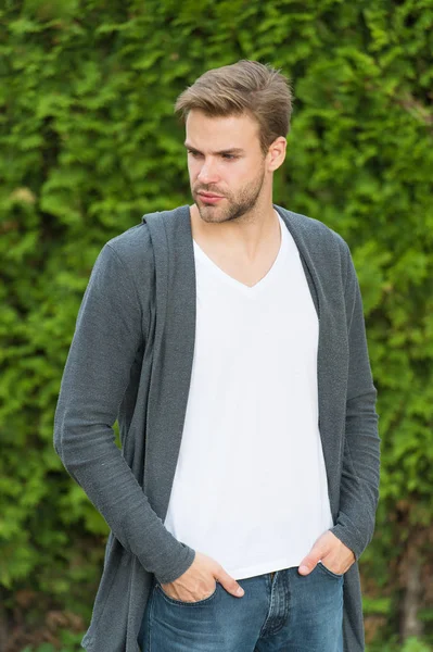 Fundamentos do bom curativo. Bonito homem sem barba rosto e cabelo loiro elegante. Bonito caucasiano homem natureza verde fundo. Tipo barbudo estilo casual. Serviço de barbearia. Bonito macho — Fotografia de Stock