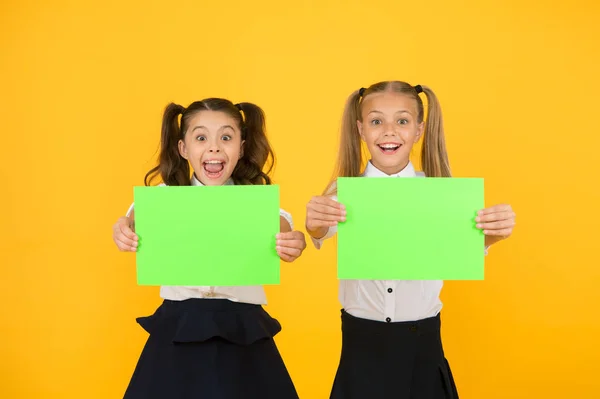 Socialización escolar. Cartel de uniformes escolares para niñas. De vuelta al concepto escolar. Colegialas compañeros de clase amigos. Relaciones con niños. Las críticas a la educación en el hogar de los niños podrían no tener oportunidad de socializar — Foto de Stock