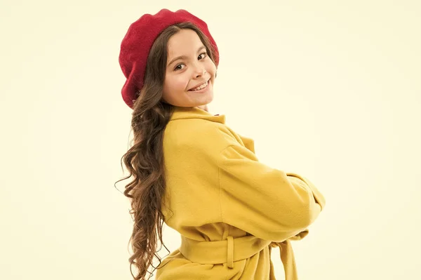 Je me sens jolie. Habiller comme une fille de la mode. Enfant petite fille mignonne sourire visage posant dans un chapeau isolé sur blanc. Accessoire de béret à la mode pour femme. Mode printanière. Accessoire de mode pour petit enfant — Photo