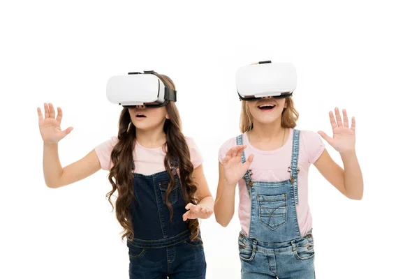 A realidade virtual permite-lhe viajar sem sair da sala. Crianças pequenas usando dispositivos de realidade virtual. Meninas usando fones de ouvido de realidade virtual. Simulando realidade virtual — Fotografia de Stock