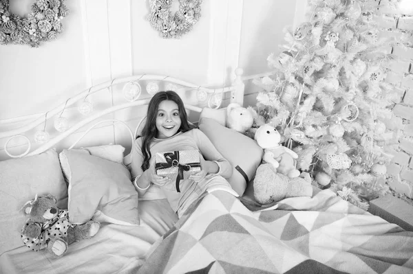 Happy new year. Christmas shopping. waiting for santa. Winter. The morning before Xmas. Sleep. small girl relax at home. christmas family holiday. little child girl with xmas present — Stock Photo, Image