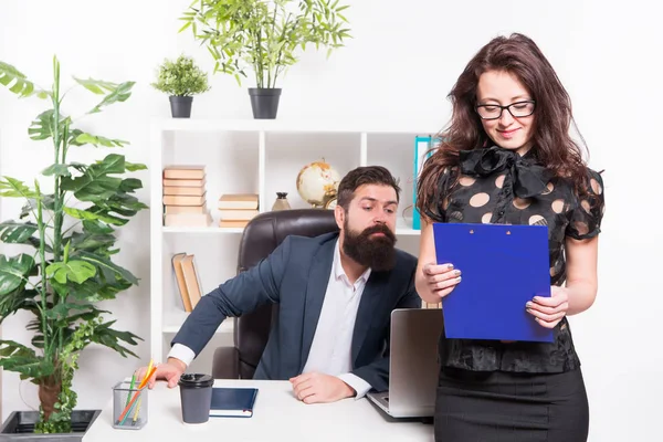 Encantador nerd. Empleada sexy con mirada nerd de pie delante del empleador. Adorable chica nerd y hombre de negocios trabajando en la oficina. Sensual secretaria con gafas nerd y jefe barbudo en el trabajo — Foto de Stock