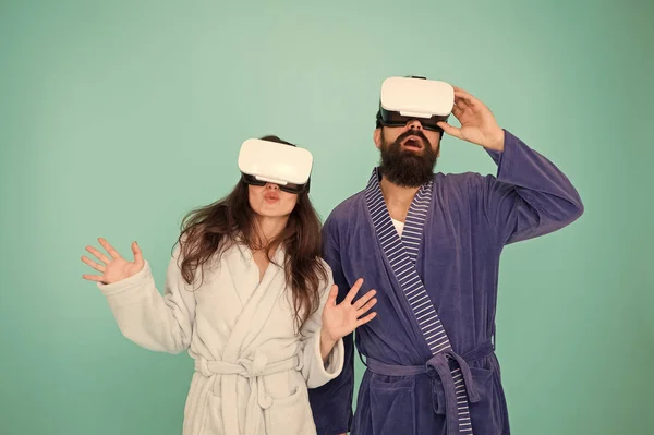 Realidad virtual. Amor. Buenos días. familia sorprendida en gafas vr. Pareja enamorada. Familia en auriculares de realidad virtual. Hombres y mujeres barbudos con bata. Gafas de realidad virtual. Realidad virtual juego — Foto de Stock