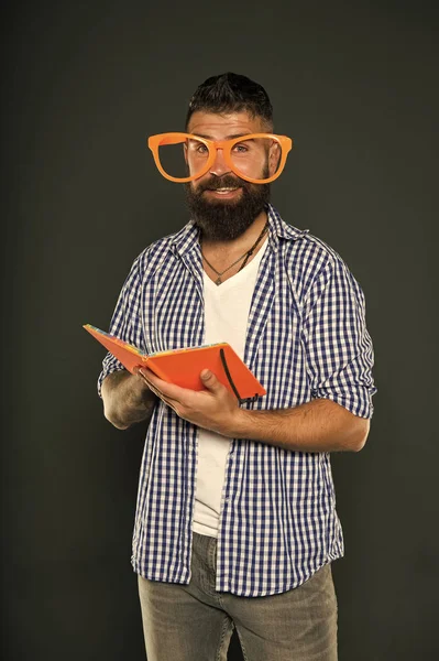 Kurser inom vuxenutbildning. Själv utbildning koncept. Litterär klubb. Läsebok som hobby. Studien är kul. Hipster bearded man roliga glasögon håller anteckningar eller bok. Läs denna bok. Komisk och humor känsla — Stockfoto