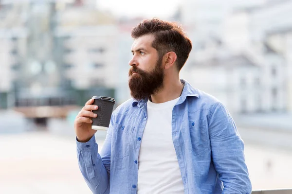 Grandi idee provengono da un ottimo caffè. L'uomo beve caffè da asporto. Caffè mattutino. Gli hipster maturi godono di bevande calde. L'uomo barbuto rilassarsi all'aperto. Concetto pausa caffè. Dipendenti da caffeina — Foto Stock