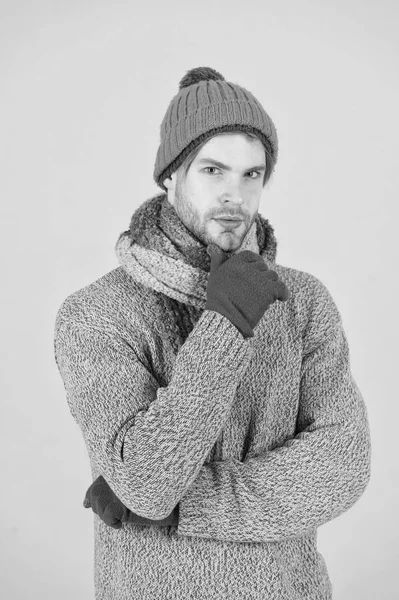 Nesnáším zimu. Muž nosí zimní oblečení. Muž připraven oslavit zimní prázdniny. Udržuje vás v teple tuto prázdninovou sezónu. Vychladni, než tě to nakope. — Stock fotografie
