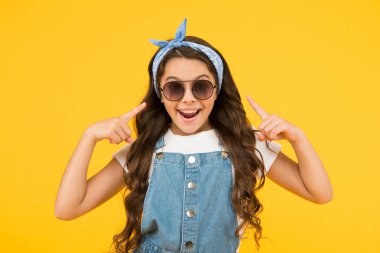 Tatil modu. Moda trendi. Eğer bunun için giyinmek eğer hayatta istediğiniz her şeyi olabilir. Küçük moda. Sevimli çocuk moda kız. Yaz moda konsepti. Kız uzun kıvırcık saç güneş gözlüğü başörtüsü bağlı