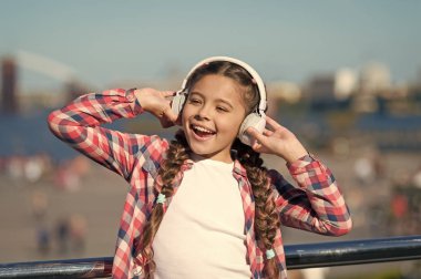 Mutluluğu söyle. Mutlu çocuk kulaklık takıyor. Küçük müzik hayranı. Mutlu küçük kız. Küçük kız dışarıda müzik dinler. Afiyet olsun.
