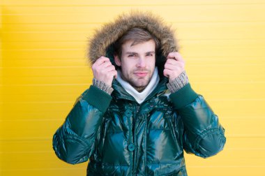 Yakışıklı bir tarz. Soğuk hava tarzında moda adam. Moda modeli sıcaklık ve konfor zevk. Soğuk kış koşulları için rahat moda ceket. Sahte kürk kapüşonlu yakışıklı adam