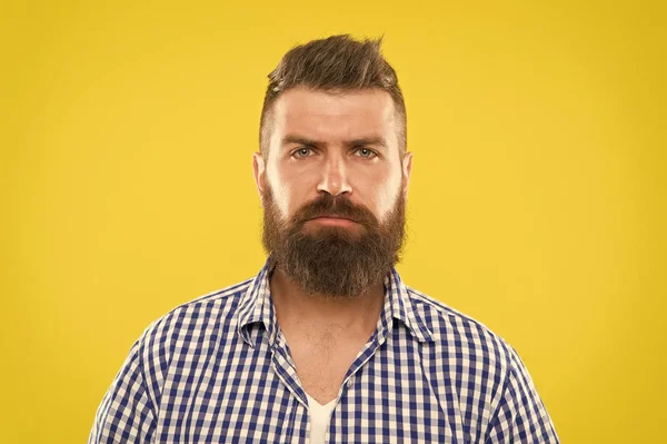 Barbudo e sério. Barba de moda e conceito barbeiro. Homem barbudo hipster rústico elegante barba fundo amarelo. Barbeiro dicas manter a barba. Barba elegante e cuidado bigode. Aparência de Hipster — Fotografia de Stock