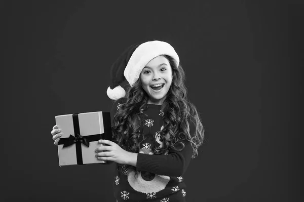 Μικρό παιδί κορίτσι στη Σάντα κόκκινο καπέλο. Νέο έτος κόμμα. Αϊ-Βασίλη παιδί. Χριστουγεννιάτικα ψώνια. σας επιτρέπει να κάνουμε κάτι αστείο. Ευτυχισμένος χειμερινές διακοπές. Μικρό κορίτσι. Δώρο για τα Χριστούγεννα. Παιδική ηλικία — Φωτογραφία Αρχείου