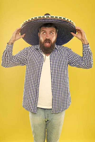 Perfeito para proteção solar. Acessório de moda tradicional para festa tema traje. Hipster em chapéu de aba larga. Homem mexicano a usar sombrero. Homem barbudo de chapéu mexicano. Ele está apaixonado pelo estilo mexicano. — Fotografia de Stock